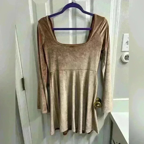ASOS Light Brown/Champagne Velvet Fit & Flare Bell Sleeve Dress Size 6 - Picture 5 of 5